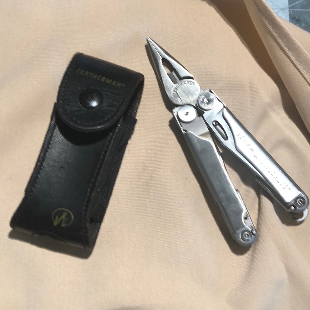 Leatherman wave with leather case